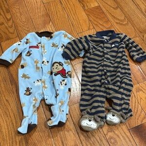 Set of 2 Newborn Carter’s sleeper footie pajamas! Very warm and cozy!!